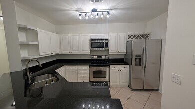 3334 Peachtree Rd NE, Unit 302 in Atlanta, GA - Foto de edificio - Building Photo