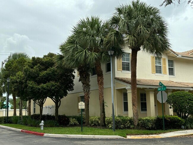 909 NW 18th Ave in Boca Raton, FL - Foto de edificio - Building Photo