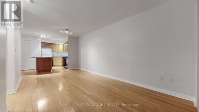 250 Wellington St W in Toronto, ON - Building Photo - Building Photo