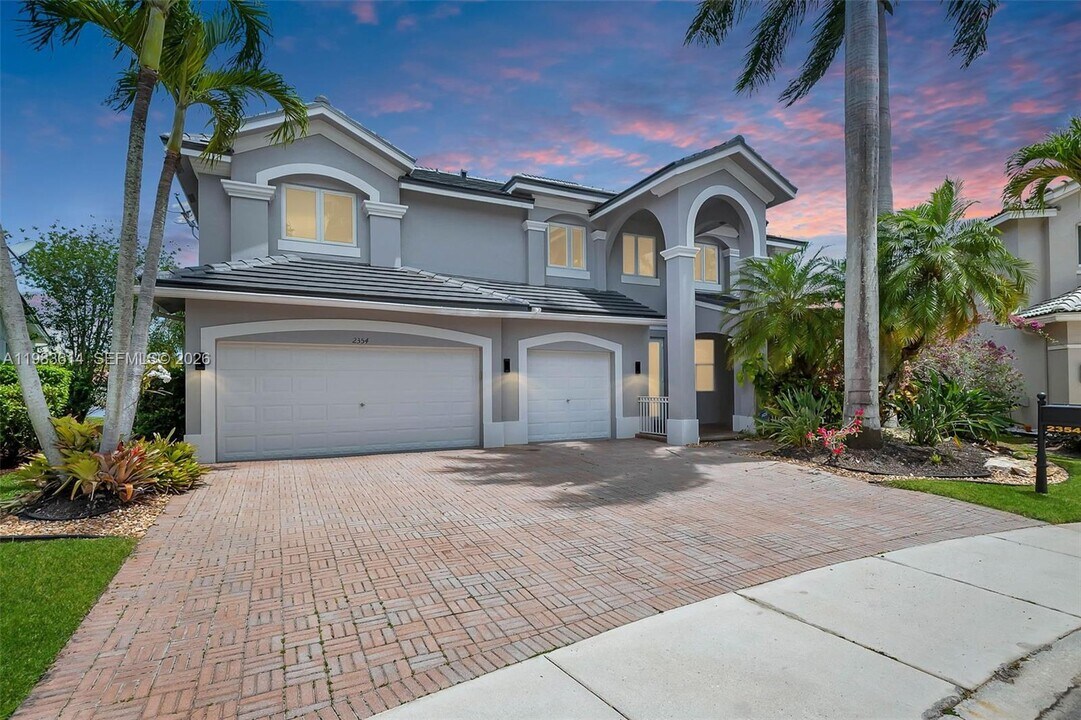 2354 Quail Roost Dr in Weston, FL - Building Photo