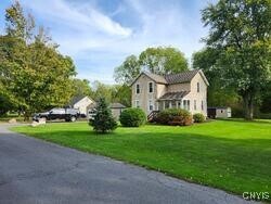 684 School St in Skaneateles, NY - Foto de edificio