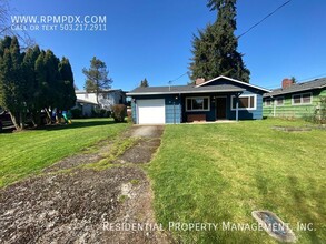 9203 N Adriatic Ave in Portland, OR - Foto de edificio - Building Photo