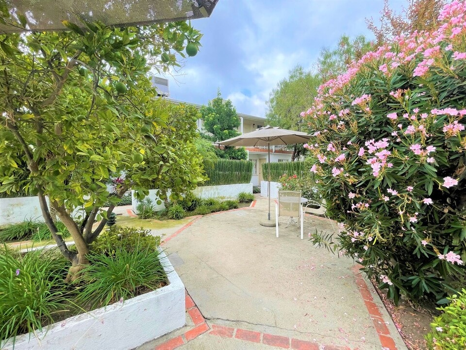 10814-10818 Blix St in Los Angeles, CA - Building Photo