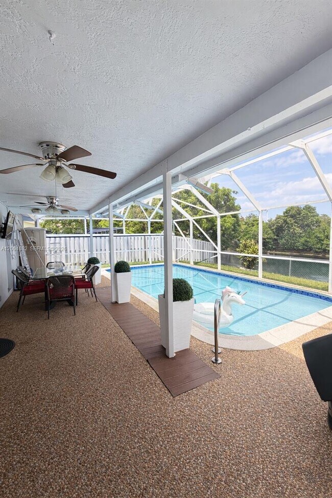 8085 NW 21st St in Sunrise, FL - Building Photo - Building Photo