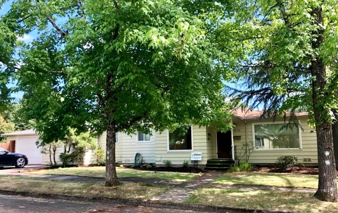 910 E 26th Ave in Eugene, OR - Building Photo