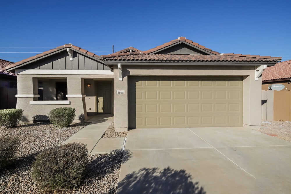 8028 S 48th Ln in Phoenix, AZ - Building Photo