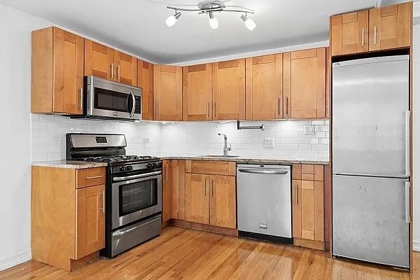 305 W 18th St