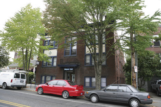 Burgess in Portland, OR - Foto de edificio - Building Photo