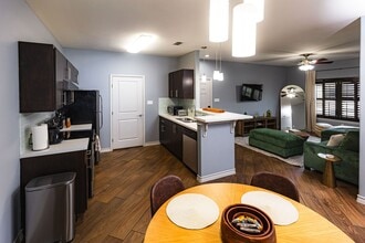 Avery Village Apartments & Townhomes in Laredo, TX - Building Photo - Building Photo