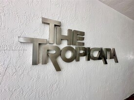 15645 Collins Ave in North Miami Beach, FL - Building Photo