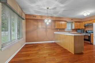 135 Hampton Ave in Westmont, IL - Building Photo - Building Photo