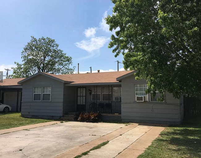 5402 Avenue B in Lubbock, TX - Building Photo - Building Photo