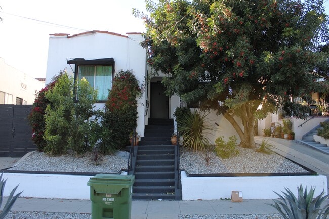 323 N Vendome St in Los Angeles, CA - Foto de edificio - Building Photo