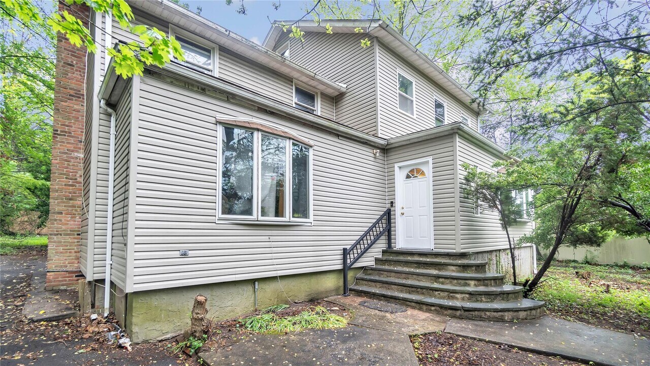 117 Glenwood Rd in Glenwood Landing, NY - Building Photo