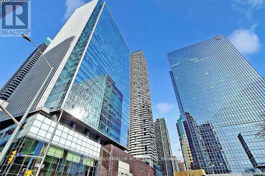 88 Harbour St in Toronto, ON - Building Photo