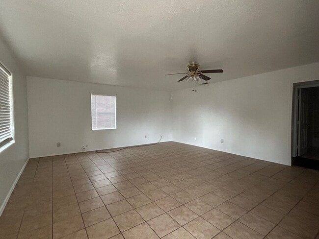 2105 W Juniper St in Roswell, NM - Building Photo - Building Photo