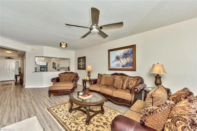 1970 Willow Bend Cir, Unit 6-102 in Naples, FL - Foto de edificio - Building Photo