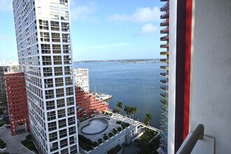 1581 Brickell Ave, Unit 1807 in Miami, FL - Foto de edificio - Building Photo