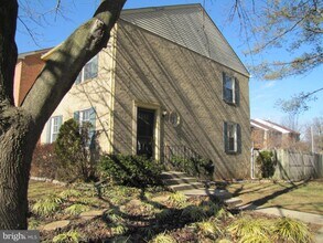 10332 Granite Creek Ln in Oakton, VA - Building Photo - Building Photo