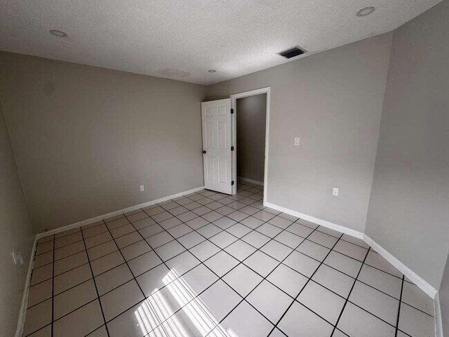 933 SW 16th Pl in Fort Lauderdale, FL - Building Photo - Building Photo