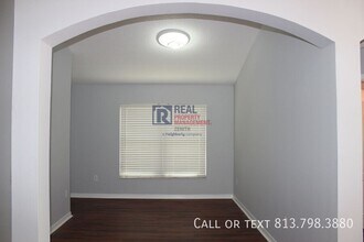 31215 Wrencrest Dr in Zephyrhills, FL - Building Photo - Building Photo