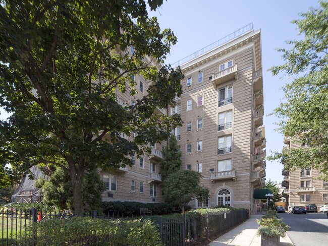 Northbrook Condominium I in Washington, DC - Foto de edificio - Building Photo