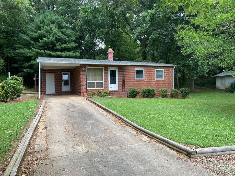 2085 Beverly Rd in Gainesville, GA - Building Photo