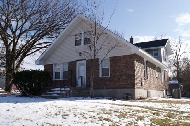 property at 1006 W Broadway