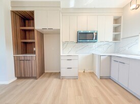 9307-9123 123 Ave NW in Edmonton, AB - Building Photo