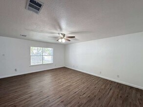 8206 Grimchester in Converse, TX - Foto de edificio - Building Photo