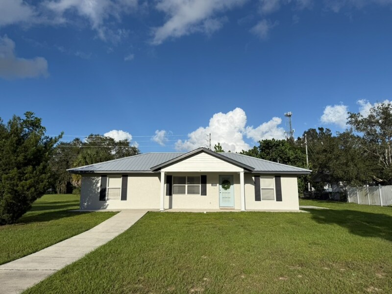 2370 Lakeview Dr in Sebring, FL - Building Photo