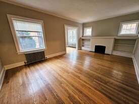 2522 N Maryland Ave, Unit 3 bdrm Apartamentos