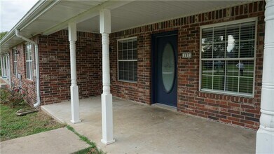 107 N Elm Springs Rd in Springdale, AR - Building Photo - Building Photo
