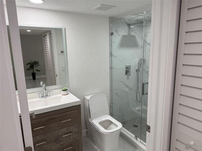 7125 NW 186th St, Unit 101 in Hialeah, FL - Building Photo - Building Photo