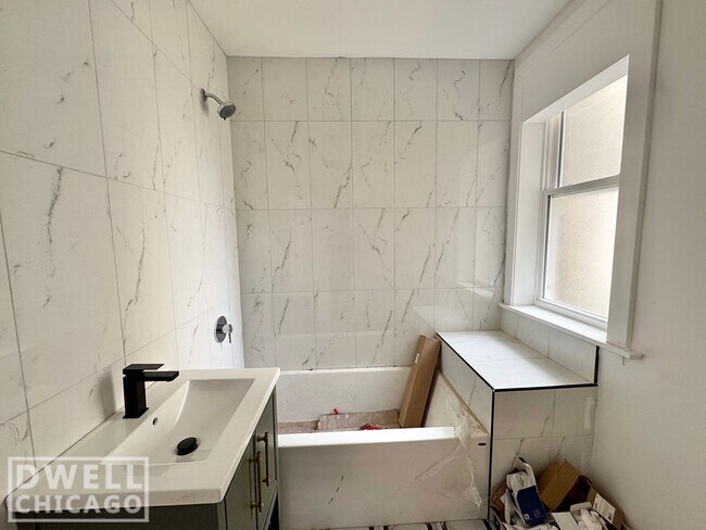 3606 N Pine Grove Ave in Chicago, IL - Building Photo - Building Photo