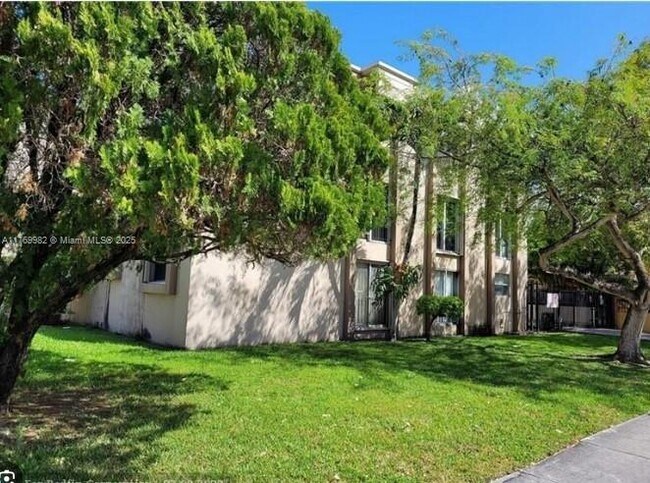 1201 SW 42nd Ave, Unit 220 in Miami, FL - Building Photo - Building Photo