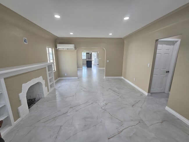 property at 918 E Elk Ave