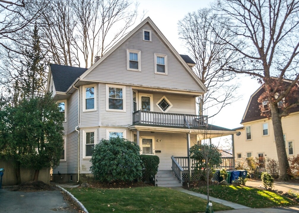 34 Warwick Rd, Unit 2 in Newton, MA - Foto de edificio