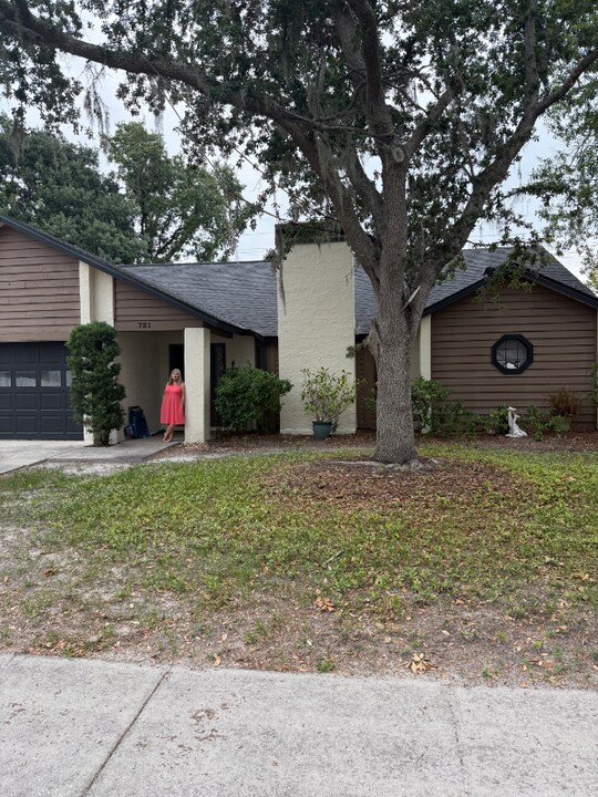 721 Sandy Creek Dr in Brandon, FL - Building Photo