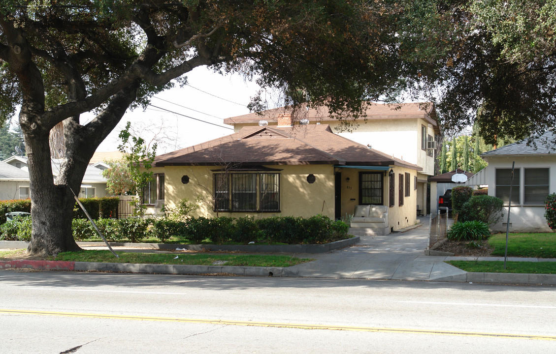 817 S Verdugo Rd in Glendale, CA - Building Photo