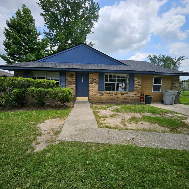 826 Sherron Ave in Baker, LA - Building Photo