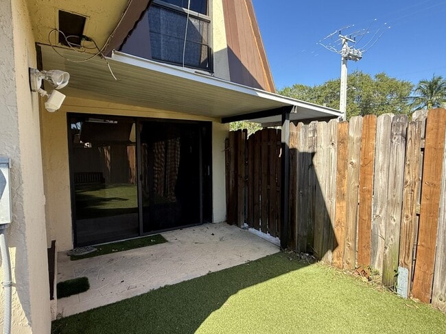3522 Gardens E Dr in Palm Beach Gardens, FL - Building Photo - Building Photo