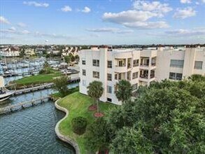 1302 Marina Bay Dr in Clear Lake Shores, TX - Building Photo - Building Photo