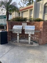 Pacific Woods Apartment Homes in Santa Ana, CA - Foto de edificio - Building Photo