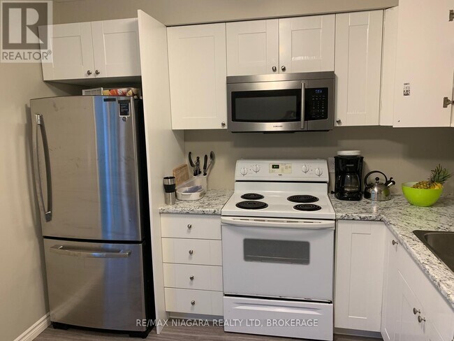 310 Oakdale Ave in St Catharines, ON - Building Photo - Building Photo