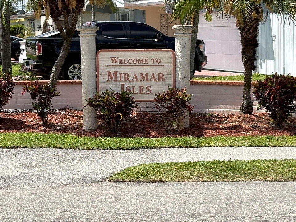 6612 Dahlia Dr in Miramar, FL - Building Photo