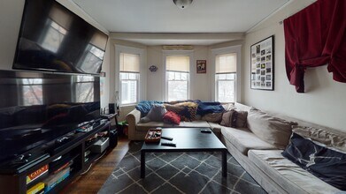35 Brooksdale Rd, Unit 2 in Boston, MA - Foto de edificio - Building Photo