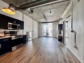 444 NE 30th St, Unit 707 in Miami, FL - Foto de edificio - Building Photo