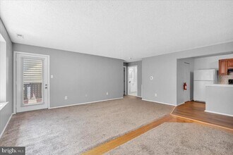 5512B Aberdeen Dr in Mount Laurel, NJ - Building Photo - Building Photo