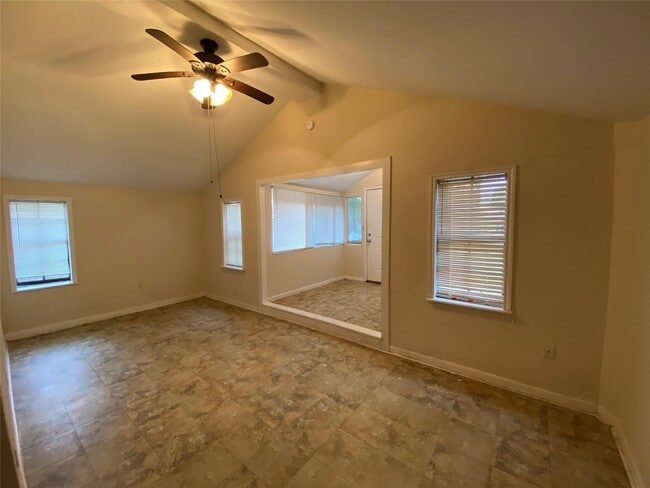 1229 E Kyle Rd in Clute, TX - Foto de edificio - Building Photo
